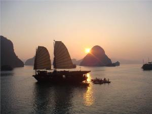 Tour du lịch Hạ Long: Sài Gòn - Hạ Long - Tràng An - Sapa