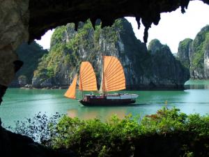 Tour du lịch Hạ Long: Sài Gòn - Hạ Long - Tràng An - Hà Nội - Kinh Bắc